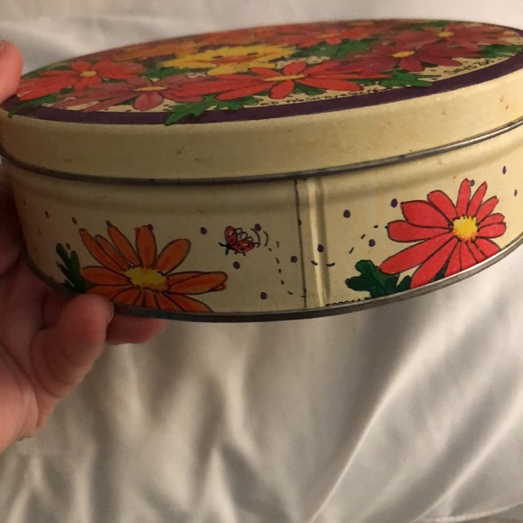 Daisies!! Suzy’s Zoo VINTAGE tin from an estate - Picture 3 of 3